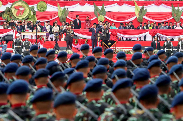 Kepala Negara menuturkan bahwa langkah yang dilakukan protokoler negara dan juga Polri sudah benar. Karena jika dia memeriksa pasukan dengan menggunakan mobil seperti biasanya, maka rumput GBK akan rusak.