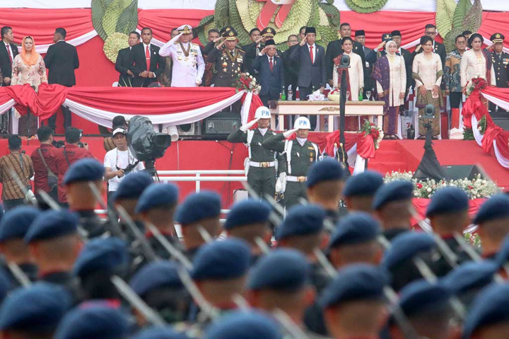 Jokowi mengaku jarak yang dia lalui untuk memeriksa pasukan Korps Bhayangkara memang jauh yakni mengelilingi lapangan sepak bola di GBK. Namun Jokowi mengaku fisik dirinya masih kuat.