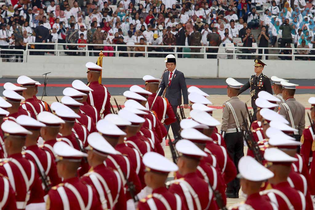 Presiden Joko Widodo tidak seperti biasanya memeriksa pasukan dengan berjalan kaki, tanpa menggunakan mobil. Hal itu dia lakukan untuk menjaga rumput Stadion GBK tidak rusak karena terlindas mobil.