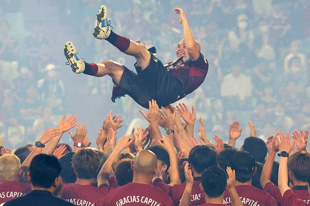 Pemain Vissel Kobe Andres Iniesta dilempar ke udara saat upacara perpisahan setelah pertandingan sepak bola J-League antara Vissel Kobe dan Hokkaido Consadole Sapporo di Kobe pada Sabtu, 1 Juli 2023. 