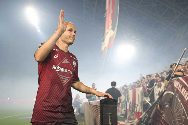 Dia memenangkan Piala Kaisar domestik Jepang pada 2019 dan memimpin Vissel ke semifinal Liga Champions Asia setahun kemudian.