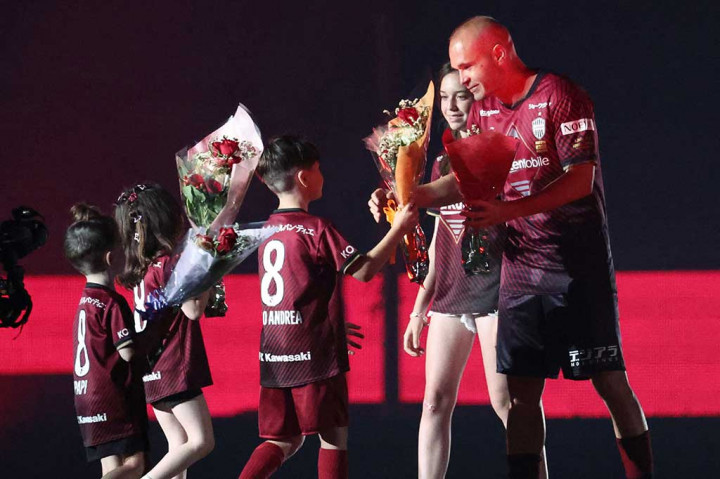 Iniesta membuat lebih dari 600 penampilan untuk Barcelona, memenangkan Liga Champions empat kali dan mengklaim sembilan gelar La Liga sebelum bergabung dengan Kobe pada 2018.