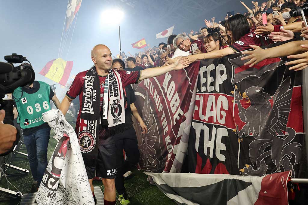 Iniesta bergabung dengan Kobe dalam kontrak tiga tahun dengan gaji tahunan yang dilaporkan sebesar $30 juta, yang diperpanjang pada Mei 2021.