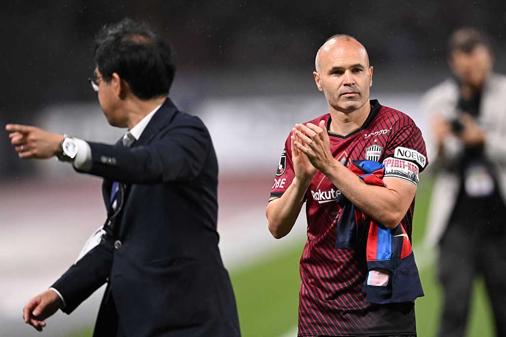 Legenda sepak bola Spanyol Andres Iniesta memainkan pertandingan terakhirnya untuk klub Jepang Vissel Kobe pada hari Sabtu, 1 Juli 2023. Iniesta bersiap untuk melanjutkan karirnya di tempat lain.