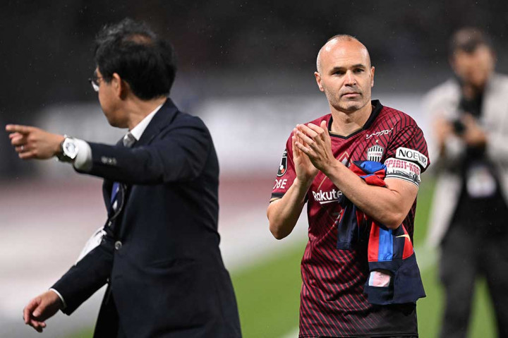 Legenda sepak bola Spanyol Andres Iniesta memainkan pertandingan terakhirnya untuk klub Jepang Vissel Kobe pada hari Sabtu, 1 Juli 2023. Iniesta bersiap untuk melanjutkan karirnya di tempat lain.