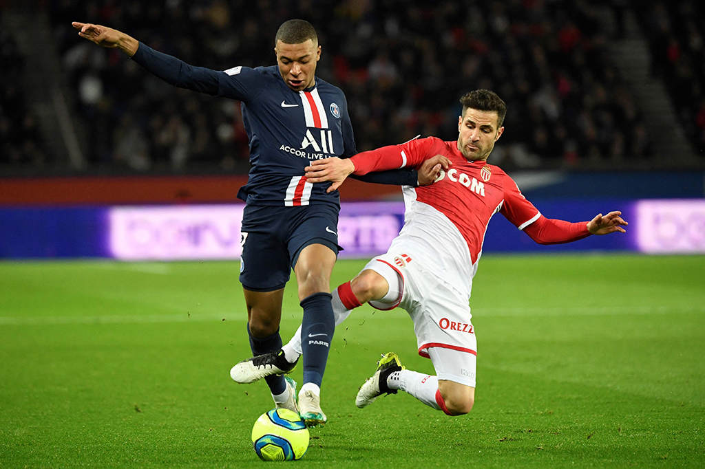 Fabregas mengungkapkan bahwa dia mengakhiri 20 tahun kariernya sebagai pemain melalui pernyataan di akun Twitter-nya