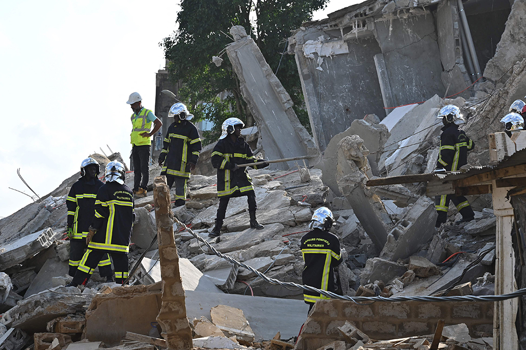 Abidjan sedang mengalami ledakan demografi dan ekonomi dan beberapa bangunan ilegal menjamur di kota pelabuhan Samudera Atlantik, pintu gerbang utama ke Afrika Barat.