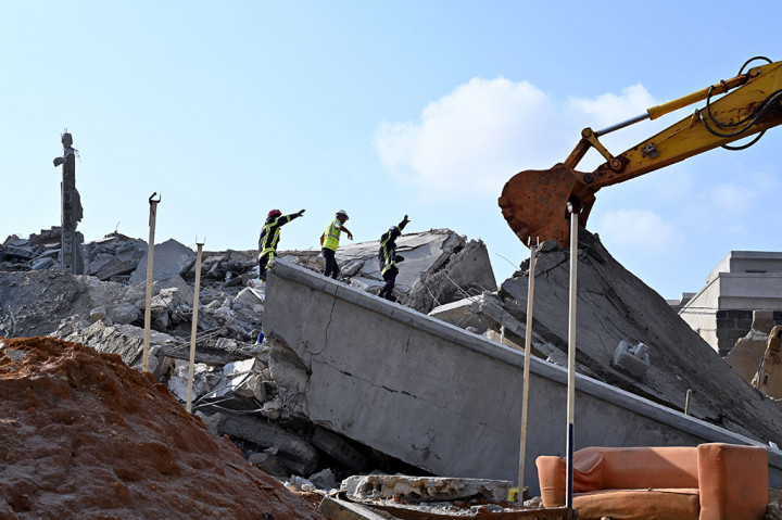 Bangunan itu adalah konstruksi ilegal yang dibangun di Cocody, rumah bagi beberapa kedutaan dan istana kepresidenan, kata kementerian konstruksi.