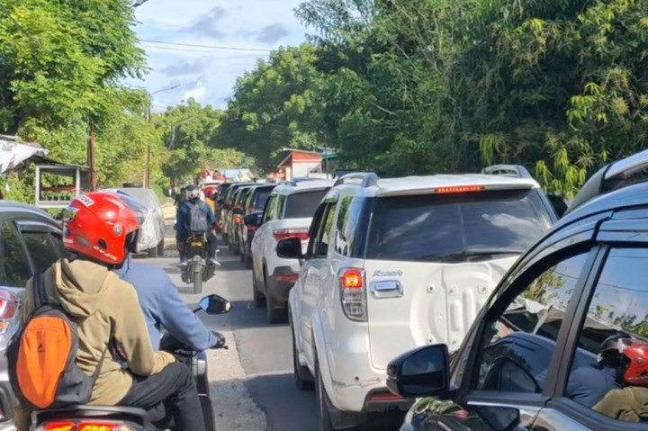 Libur lebaran Iduladha , kawasan wisata Tanjung Bira Bulukumba, Sulawesi Selatan dipadati pengunjung, Minggu 1 Juli 2023. Bahkan antrian kendaraan yang akan masuk ke kawasan wisata tersbut mencapai 5 kilo meter.
