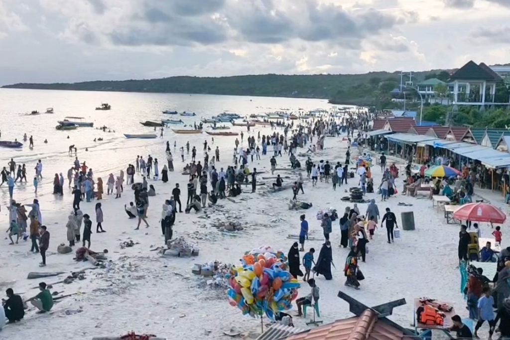 Pesona pasir putih, tebing karang, dan pemandangannya yang eksotis membuat para pengunjung tak bosan bosannya untuk datang ke tempat ini melepas penat.