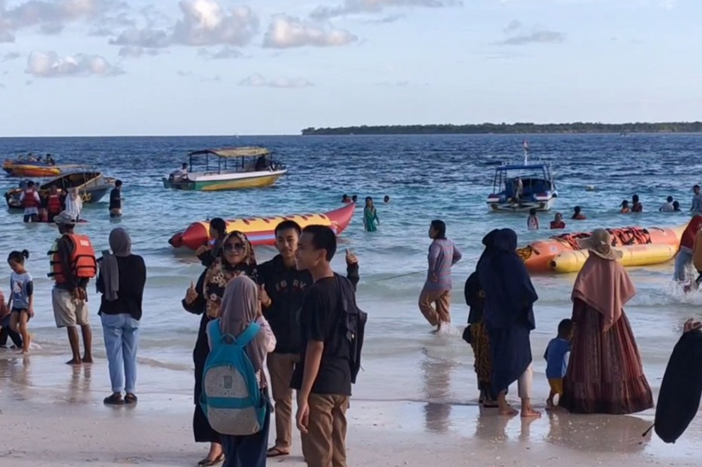Dari data Dinas Pariwisata Bulukumba pengunjung yang memasuki kawasan wisata tanjung bira sejak hari sabtu hingha minggu pagi sudah mencapai 7000 orang.