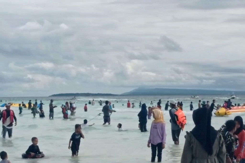 Sementara untuk data seminggu terakhir ini pengunjung yang masuk dikawasan wisata ini sudah mencapai 15.000 orang dengan perkiraan uang yang berputar dikawasan wisata tanjung bira bisa mencapai 1 MilIar lebih. 