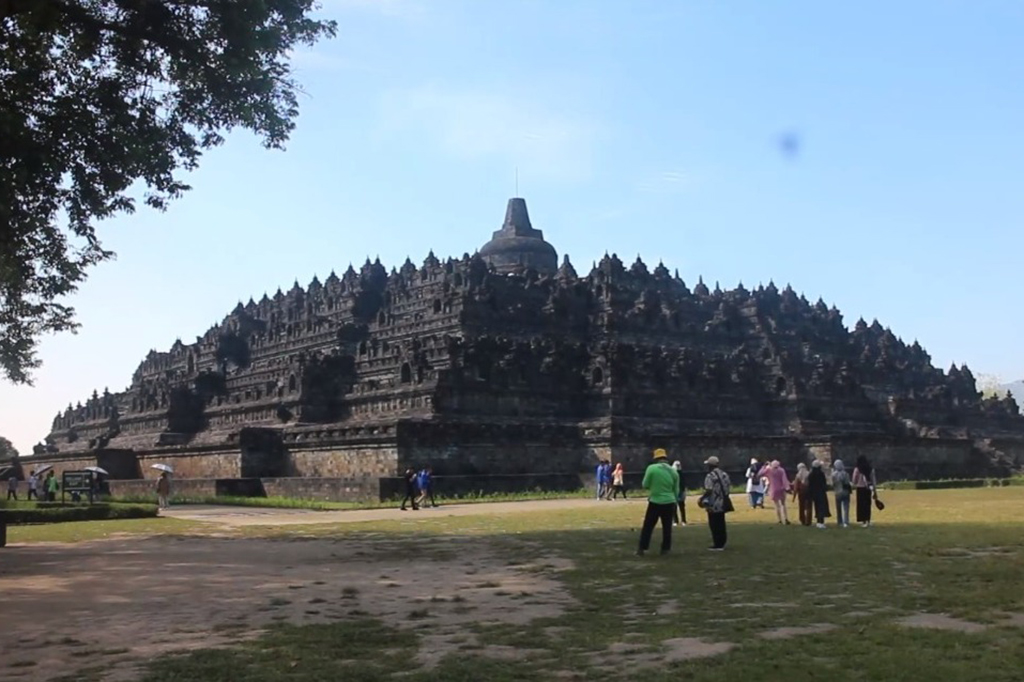 Hari terakhir cuti bersama Iduladha, Candi Borobudur di Magelang, Jawa Tengah, masih menjadi primadona baik bagi wisatawan domestik maupun mancanegara. tercatat dalam sehari terdapat 10 ribu pengunjung yang memadati kawasan wisata tersebut.
