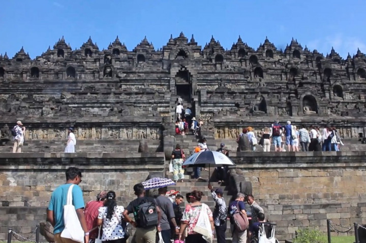 Hingga minggu pagi, ribuan wisatawan masih nampak memadati kawasan Candi Borobudur. Para wisatawan yang didominasi dari dalam negeri ini mengisi cuti bersama Iduladha yang bertepatan dengan liburan sekolah yang selama ini masih berlangsung.