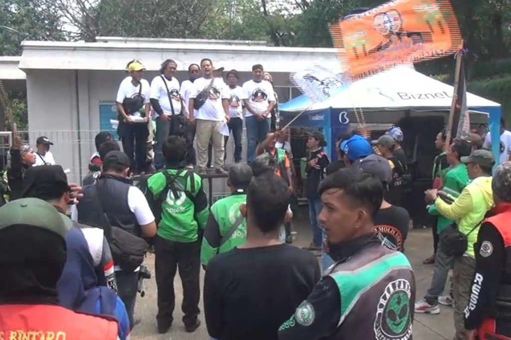 Ribuan pengemudi atau driver ojek online, Minggu, 2 Juli 2023 siang tadi berkumpul di pintu air Kanal Banjir Timur, Malaka Sari, Duren Sawit, Jakarta Timur. Para driver ojol sejabodetabek ini mendeklarasikan untuk mendukung Capres, Anies Baswedan sebagai Presiden 2024 nanti. 