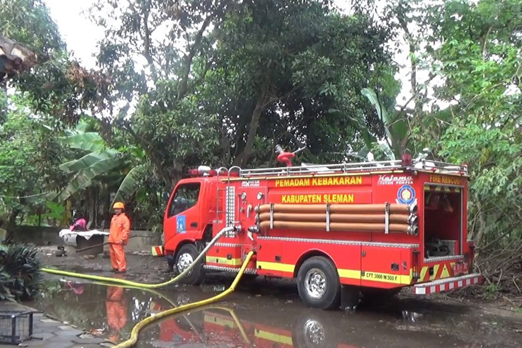Sebuah rumah yang menjadi gudang barang kelengkapan pameran dan buku-buku milik PT Gramedia Group di Bogem, Kalasan, Sleman, hari Minggu, 2 Juli 2023 habis terbakar.