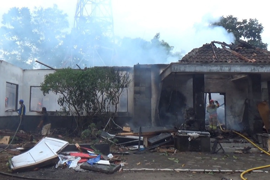 Kebakaran diduga karena adanya hubungan pendek arus listrik di panel utama yang ditempatkan di tembok luar sisi timur bangunan. Api kecil mula-mula diketahui oleh F-S, anak penjaga rumah yang masih berusia 15 tahun. Sekitar jam setengah sebelas siang, F-S melihat api kecil di salah satu ruangan di sisi utara dan kemudian dilaporkan kepada tetangga rumah.