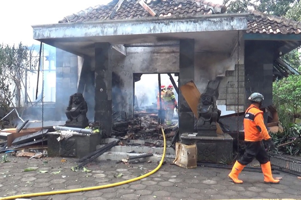 Namun, tidak lama berselang, atap seluruh bangunan yang menggunakan tulangan kayu pun runtuh. Sementara isi bangunan yang berupa buku-buku, papan-papan lembaran untuk keperluan pameran dan sebagainya ikut terbakar Tetangga yang berdatangan pun melihat api yang mulai berkobar. Kejadian itu segera dilaporkan ke Polsek Kalasan, BPBD Sleman serta relawan setempat.