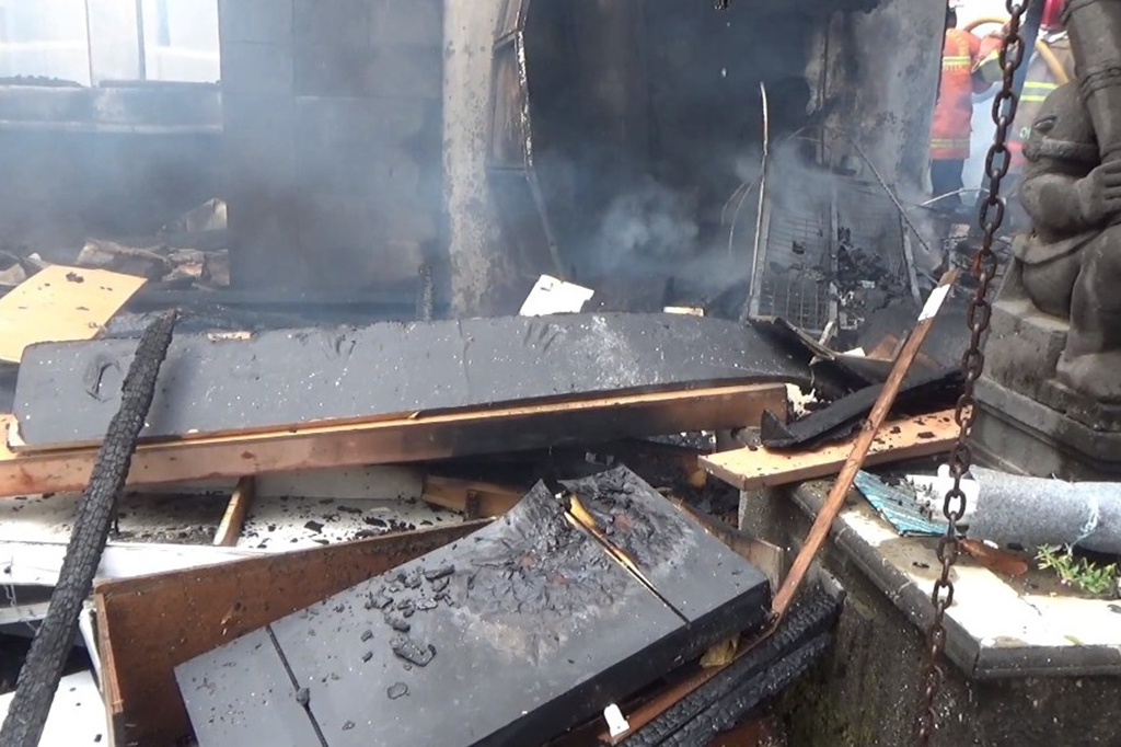 Untuk memadamkan api, tidak kurang dari 10 unit mobil pemadam kebakaran dari Kabupaten Sleman, Kota Yogyakarta, Kabupaten Bantul dan Kabupaten Klaten perlu waktu lebih dri 3 jam. 