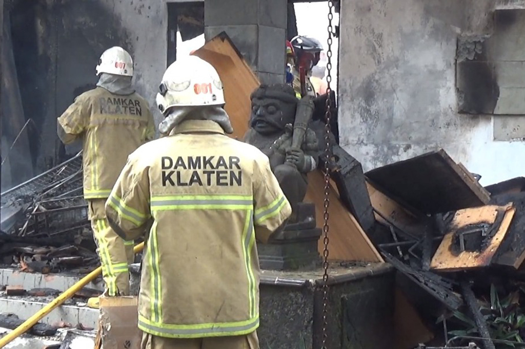 Selain buku dan perlengkapan pameran serta peralatan kantor, api juga meludeskan harta benda milik penjaga yang tinggal di salah satu ruangan, termasuk 3 sepeda, satu sepada motor, pakaian perlengkapan rumah dan sebagainya.