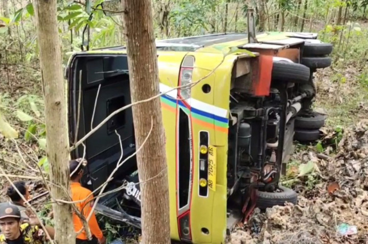 Bus terguling ke parit sedalan satu setengah meter, setelah sempat berjalan mundur akibat tidak kuat menanjak tanjakan gemulung yang cukup tinggi.