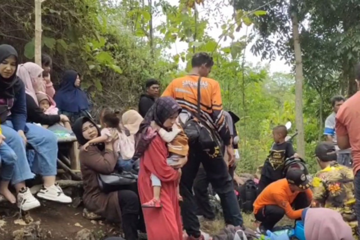 Para penumpang yang tidak mengalami luka-luka untuk sementara diangkut menggunakan kendaraan Polsek Tepus dan kendaraan bak terbuka ke polsek.