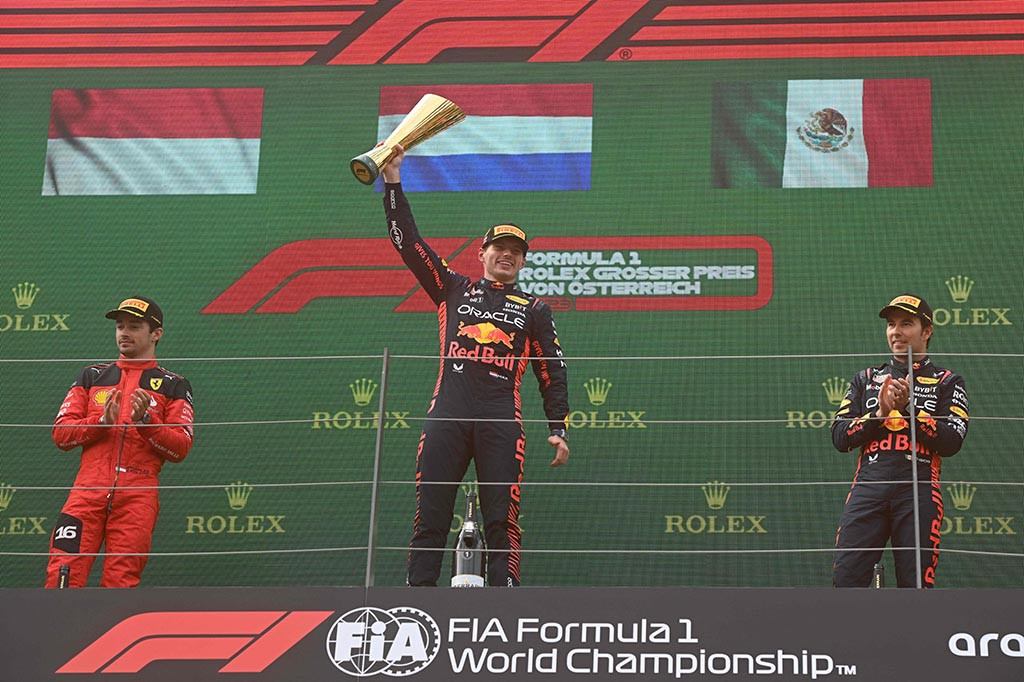 Catatan tersebut juga membuat pebalap asal Belanda tersebut mengamankan 26 poin dan masih memuncaki klasemen sementara F1 dengan total 229 poin. Setelah Verstappen, posisi sementara klasemen selanjutnya diisi oleh Sergio Perez (148 poin), Fernando Alonso (129), Lewis Hamilton (108) dan Carlos Sainz jr (86).