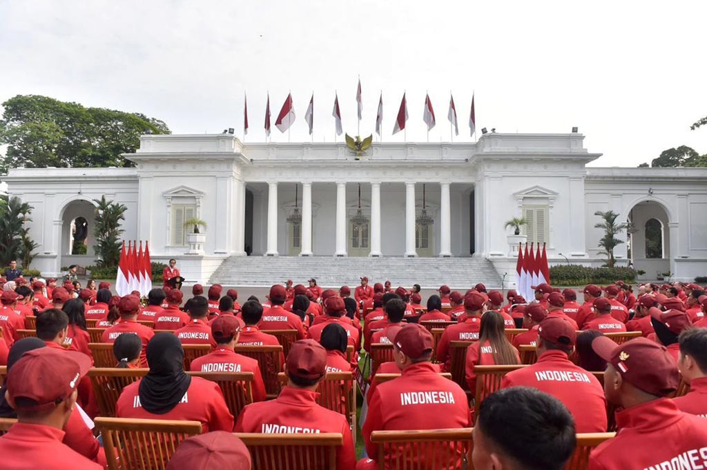 Pemerintah memberikan bonus senilai total Rp320,5 miliar dengan rincian peraih medali emas memperoleh Rp525 juta, peraih medali perak Rp315 juta, dan peraih medali perunggu Rp157,5 juta.