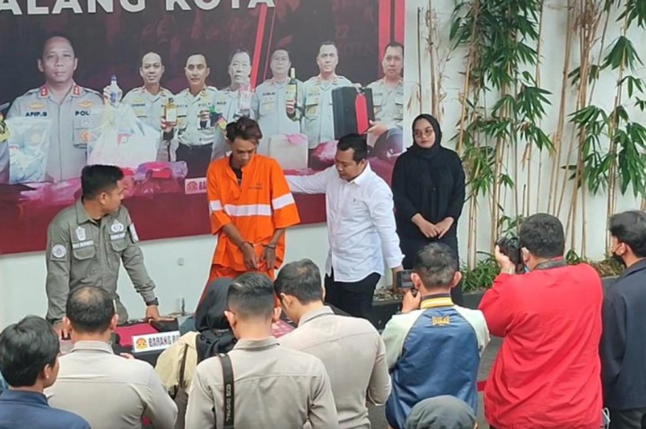 Tergiur mendapatkan uang belasan juta rupiah dengan mudah dan cepat, seorang pengendara ojek online menjadi kurir narkoba. dari tangan tersangka, polisi mengamankan 0,5 kilogram sabu, 1 kilogram ganja serta sejumlah butir inex.