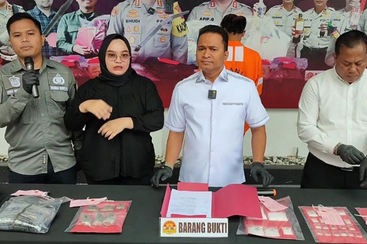 Honor sebagai pengendara ojek online yang selama ini dilakoni pemuda berinisial A, warga kota malang, jawa timur ini, ternyata tidak dirinya bersyukur. alasan besarnya biaya kebutuhan hidup, justru membuat A melakukan tindak pidana.