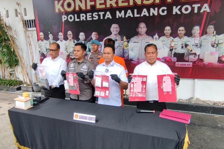 Dari tangan tersangka A, sat narkoba polresta malang kota menyita 0,5 kilogram sabu, 1 kilogram ganja, dan belasan butir inex senilai lebih dari 650 juta rupiah. hasil tangkapan ini, diklaim menyelamatkan 1000 lebih jiwa manusia.