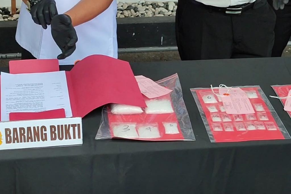 Mengaku mendapat bujukan dan perintah seorang bandar berinisial M, tersangka A mau berprofesi ganda sebagai kurir narkoba. untuk sejumlah pengiriman dengan sistem ranjau, A mendapatkan bayaran belasan juta rupiah.