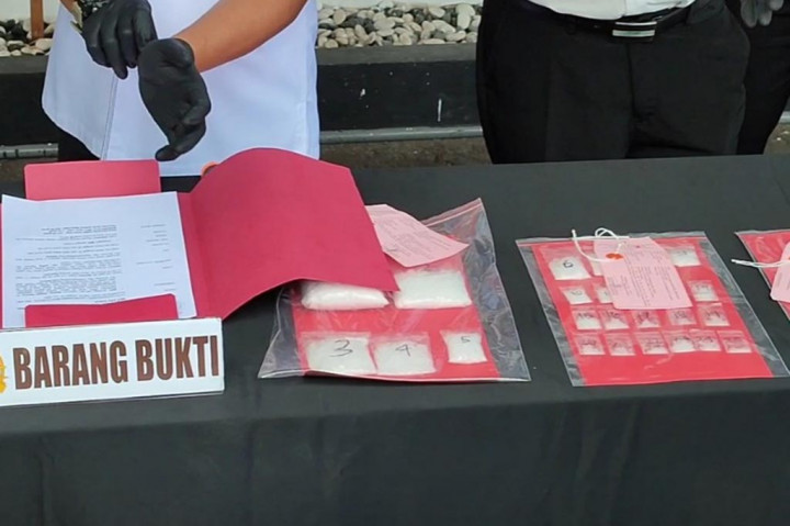 Mengaku mendapat bujukan dan perintah seorang bandar berinisial M, tersangka A mau berprofesi ganda sebagai kurir narkoba. untuk sejumlah pengiriman dengan sistem ranjau, A mendapatkan bayaran belasan juta rupiah.
