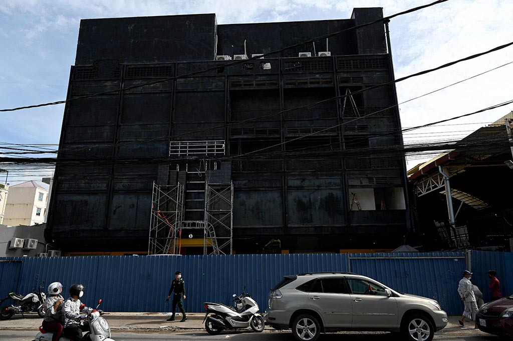 Pihak berwenang sedang menyelidiki penyebab kebakaran tersebut.