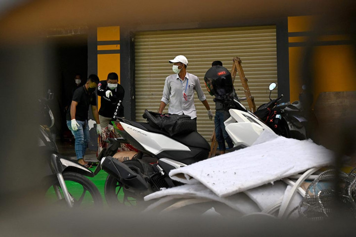 Empat pria dan dua wanita tewas dalam kobaran api, yang terjadi pada sore hari, kata juru bicara Kepolisian Kota Phnom Penh San Sok Seiha kepada AFP.