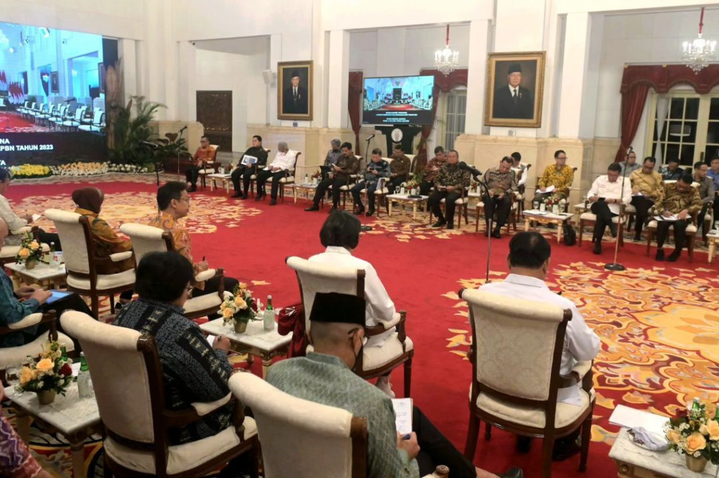 Presiden Joko Widodo meminta seluruh jajaran kementerian dan lembaga mendongkrak konsumsi untuk membantu pertumbuhan positif ekonomi nasional pada semester kedua tahun 2023.