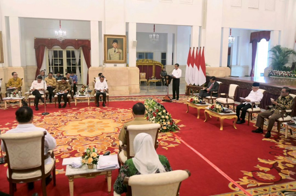 Presiden juga meminta jajarannya terus berupaya mewujudkan stabilitas harga kebutuhan pokok dan ketersediaan bahan pangan serta terus menjaga inflasi di daerah.