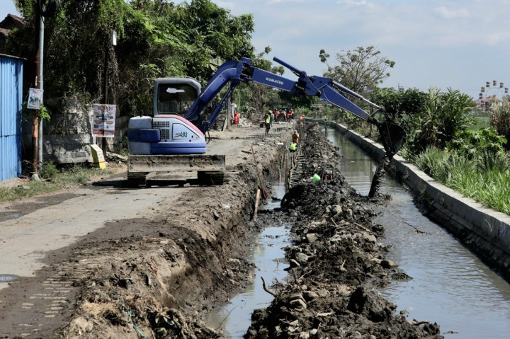 Pemerintah Kabupaten Sidoarjo pada semester III ini tengah mengebut pengerjaan proyek betonisasi jalan yang menghubungkan antar desa antar kecamatan.