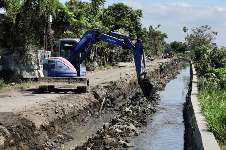 Di antara jalan yang dibeton tersebut ada jalan yang dilakukan pelebaran. Seperti di ruas jalan Desa Banjarsari-Damarsih Kecamatan Buduran. Jalan dengan panjang 1,8 km itu sebelumnya hanya sekitar 3,5 meter bakal dilebarkan menjadi 5 meter. Hal yang sama juga dilakukan di ruas jalan Bringinbendo-Tanjungsari Kecamatan Taman yang bakal dilebarkan menjadi 5 meter. Jalan Geluran-Suko lebarnya 6-7 meter.