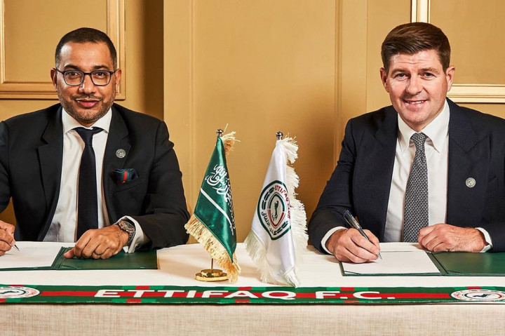Pelatih asal Inggris Steven Gerrard resmi melatih klub asal Arab Saudi yaitu Al Ettifaq dengan kontrak dua tahun sampai 2025.