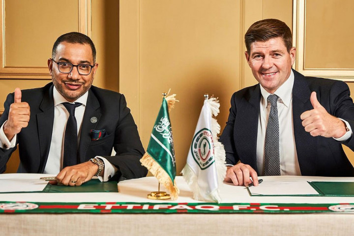 Upacara penandatanganan kontrak dilangsungkan pada Senin, 3 Juli waktu setempat di sebuah hotel di London, Inggris, bersama Presiden Al Ettifaq Khaled Al-Dabal, yang melalui laman resmi mengatakan senangnya bisa mendatangkan pelatih muda yang juga merupakan legenda Liverpool FC tersebut.
