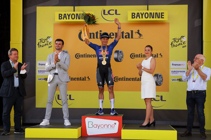 Pembalap tim Alpecin itu menahan gempuran pembalap Jerman Phil Bauhaus dan Caleb Ewan asal Australia yang melengkapi podium saat ajang balap sepeda paling bergengsi di dunia itu tiba di Prancis setelah dua hari mengelilingi Spanyol.