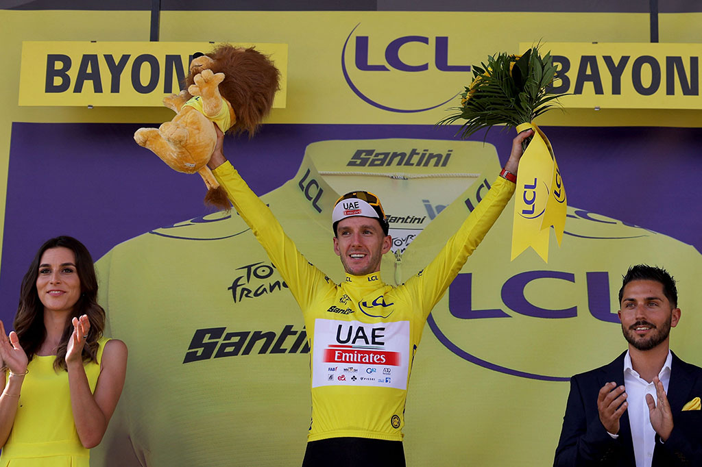 Pebalap tim UAE Adam Yates asal Inggris mempertahankan kaus kuning di puncak klasemen umum saat seluruh penantang serius Tour tahun ini finis bersamaan dalam peloton utama pada etape sejauh 182 km dari Spanyol ke Bayonne yang berada di bagian barat daya Prancis itu.
