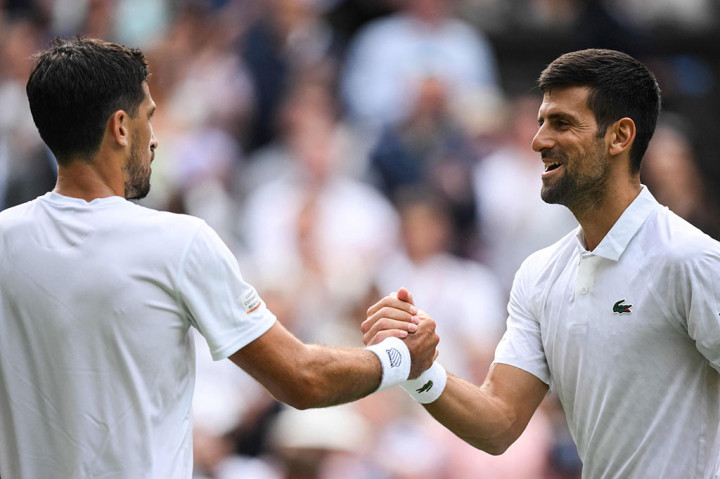 Djokovic, yang telah memenangi empat gelar terakhir di All England Club, mengalahkan petenis peringkat 68 dunia asal Argentina Pedro Cachin 6-3, 6-3, 7-6 (7/4) di Centre Court, di mana dia tidak pernah kalah sejak 2013.