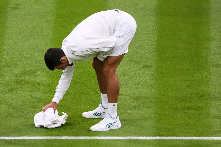 Petenis berusia 36 tahun itu sempat membantu staf lapangan mengeringkan rumput setelah permukaan menjadi terlalu licin usai hujan. Atap ditutup tetapi pertandingan tidak dilanjutkan selama sekitar 90 menit, yang membuat para penggemar frustrasi.