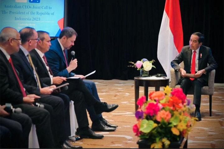 Presiden Joko Widodo dalam pertemuan dengan para CEO perusahaan Australia di sela kunjungan kerja di Sidney, Australia, Selasa, 4 Juli 2023. mengundang para investor Australia untuk berinvestasi menanamkan modalnya di sejumlah sektor prioritas Indonesia.