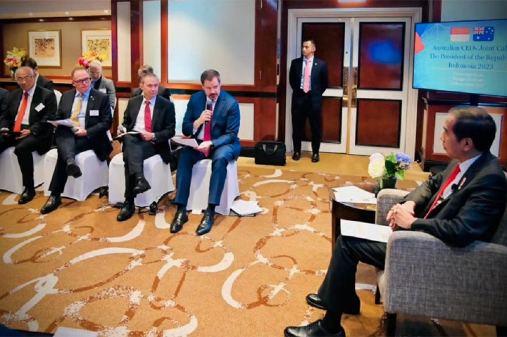 Sektor prioritas Indonesia antara lain dalam bidang hilirisasi industri. Presiden menuturkan bahwa Indonesia dan Australia memiliki potensi besar untuk berintegrasi dalam mengembangkan industri baterai mobil listrik.