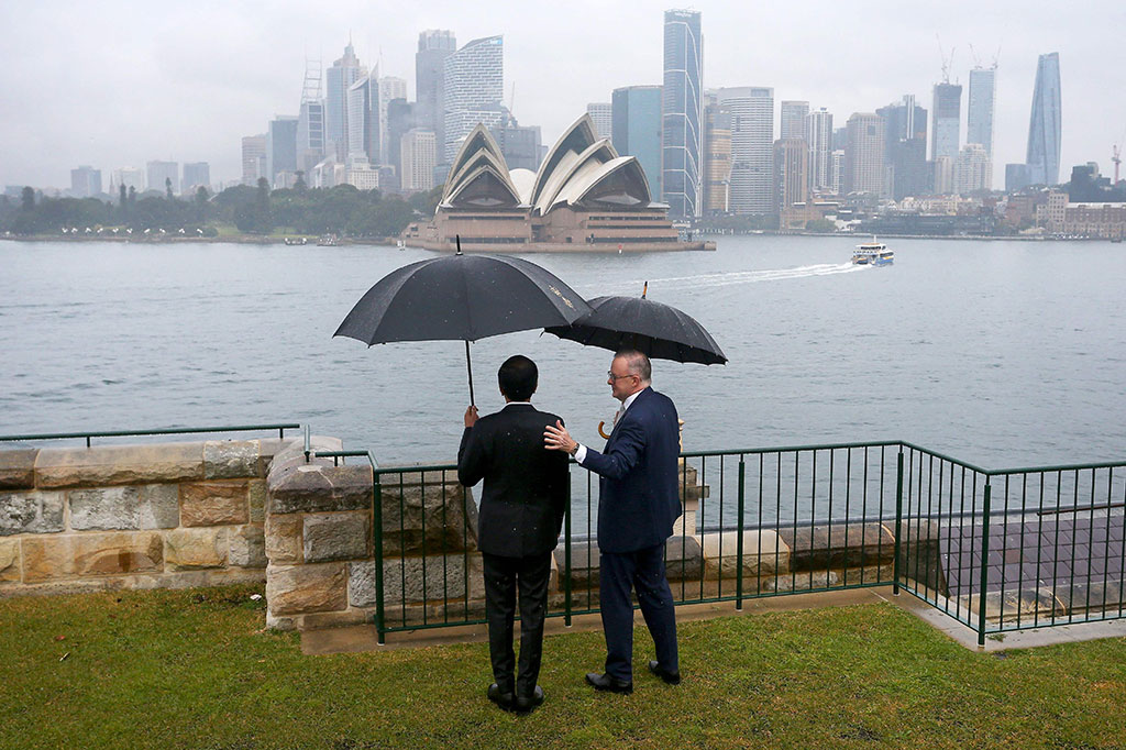 Perdana Menteri Australia Anthony Albanese mengajak Presiden RI Joko Widodo memandangi bangunan Sydney Opera House di bawah rintik hujan dari halaman belakang Admiralty House, Australia, Selasa, 4 Juli 2023.