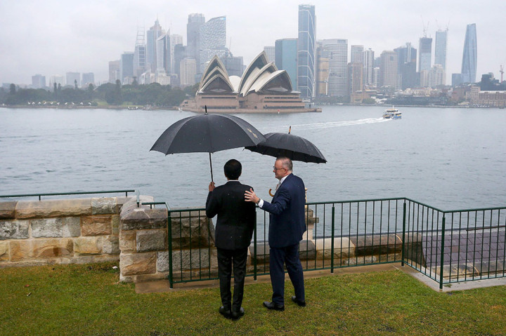 Perdana Menteri Australia Anthony Albanese mengajak Presiden RI Joko Widodo memandangi bangunan Sydney Opera House di bawah rintik hujan dari halaman belakang Admiralty House, Australia, Selasa, 4 Juli 2023.