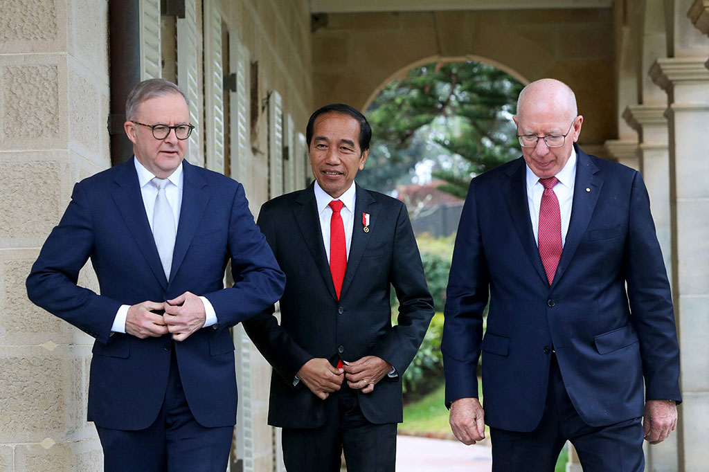 Usai berkeliling, Presiden Jokowi bersama PM Albanese kembali ke dalam bangunan Admiralty House untuk selanjutnya melaksanakan jamuan makan siang kenegaraan.